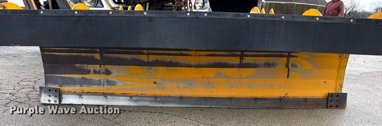 image for item DH9867 2011 International 7400 spreader truck