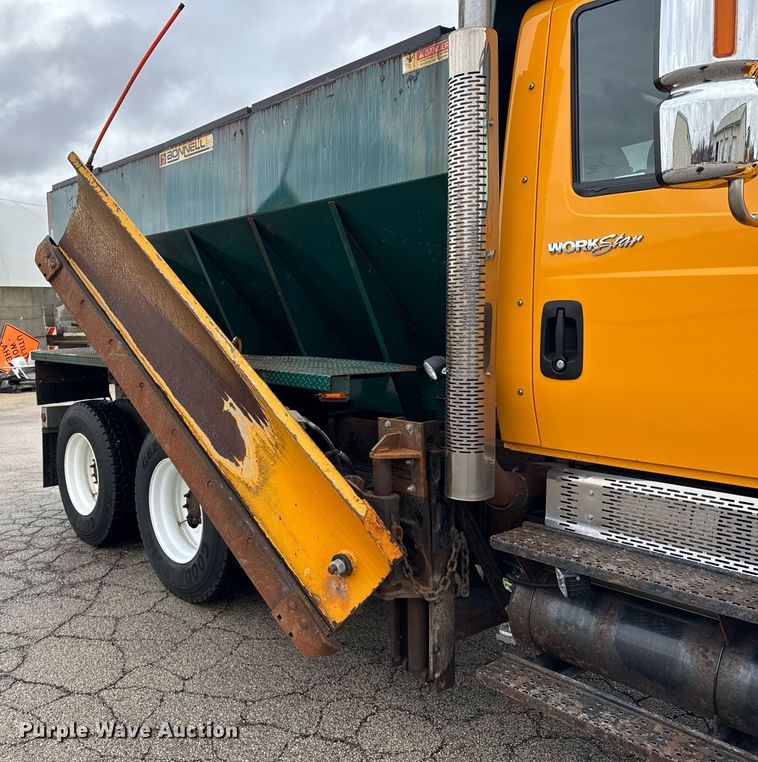 image for item DH9867 2011 International 7400 spreader truck