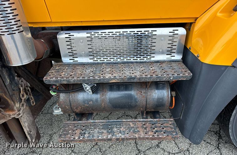 image for item DH9867 2011 International 7400 spreader truck