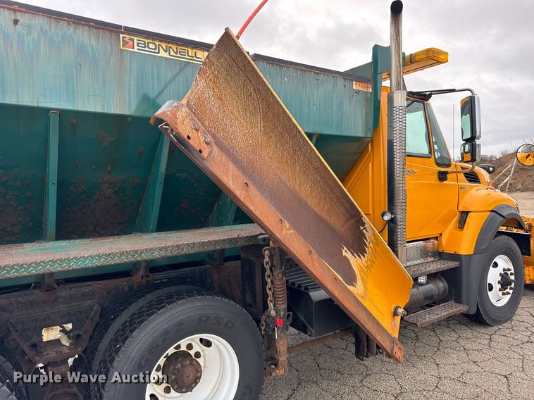 image for item DH9867 2011 International 7400 spreader truck