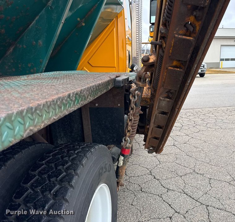 image for item DH9867 2011 International 7400 spreader truck