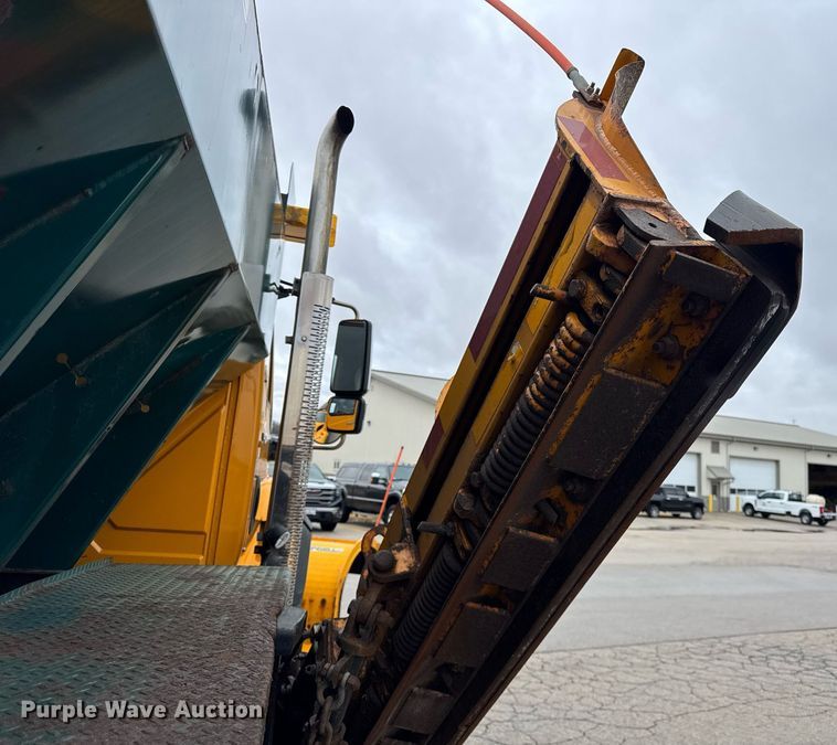 image for item DH9867 2011 International 7400 spreader truck