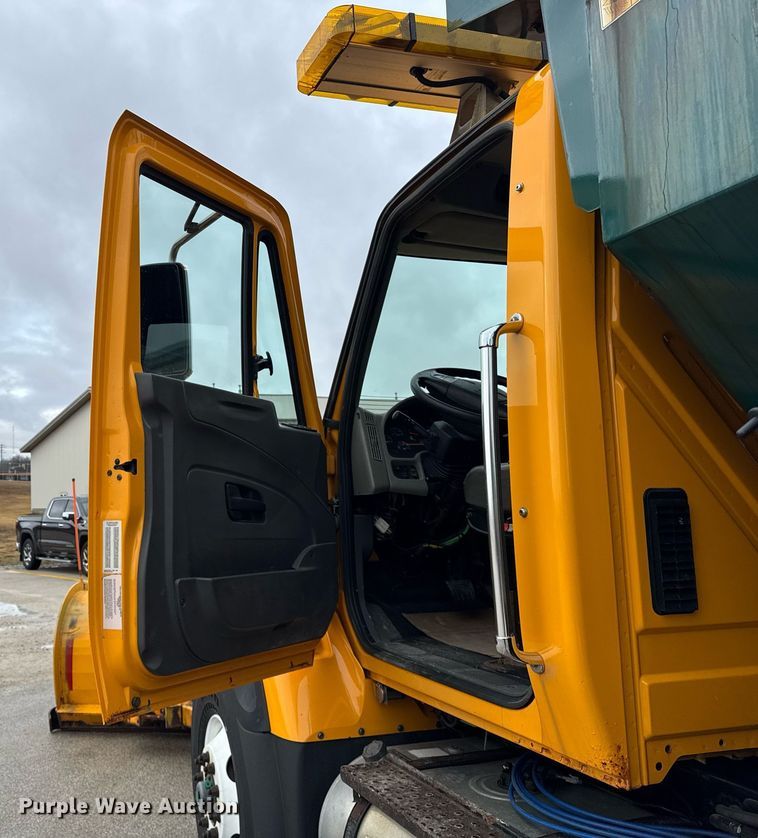 image for item DH9867 2011 International 7400 spreader truck