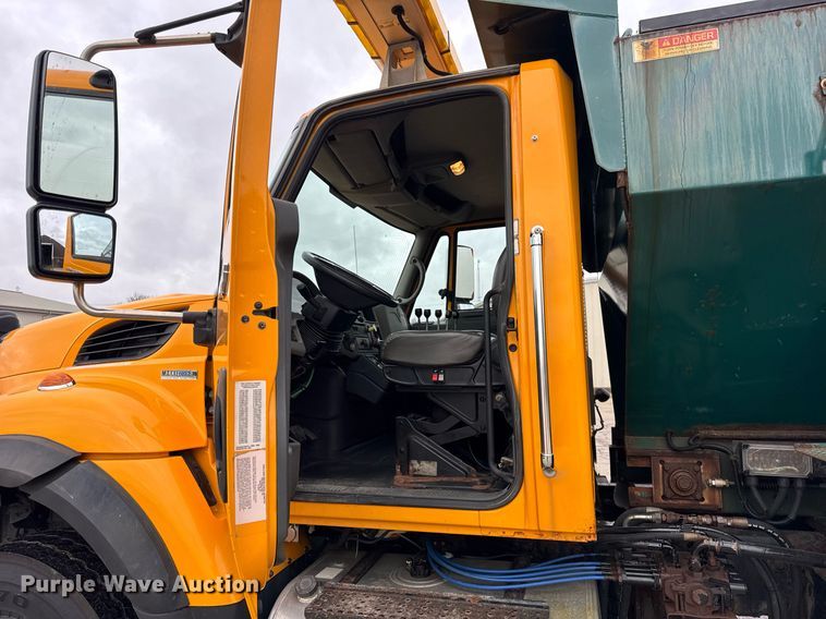 image for item DH9867 2011 International 7400 spreader truck