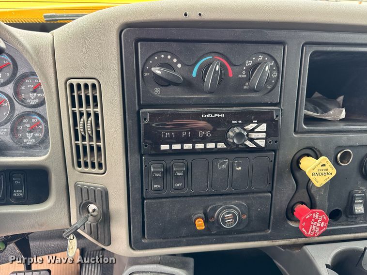 image for item DH9867 2011 International 7400 spreader truck