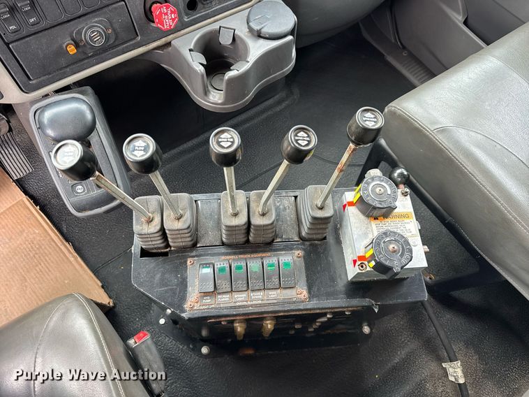 image for item DH9867 2011 International 7400 spreader truck