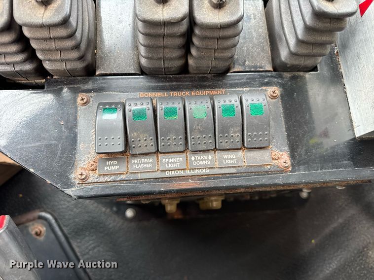 image for item DH9867 2011 International 7400 spreader truck