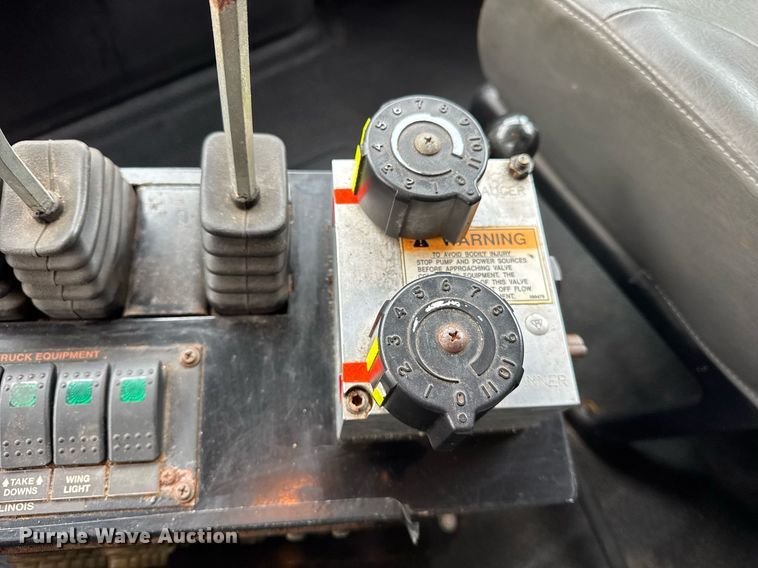 image for item DH9867 2011 International 7400 spreader truck