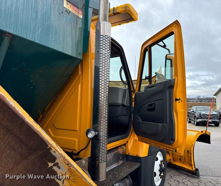 image for item DH9867 2011 International 7400 spreader truck