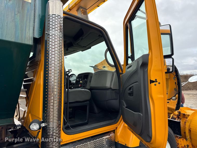 image for item DH9867 2011 International 7400 spreader truck