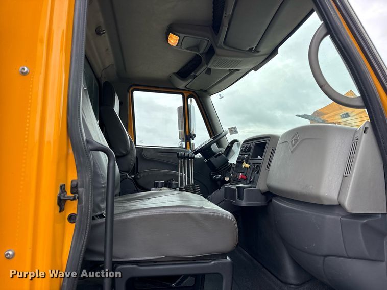 image for item DH9867 2011 International 7400 spreader truck