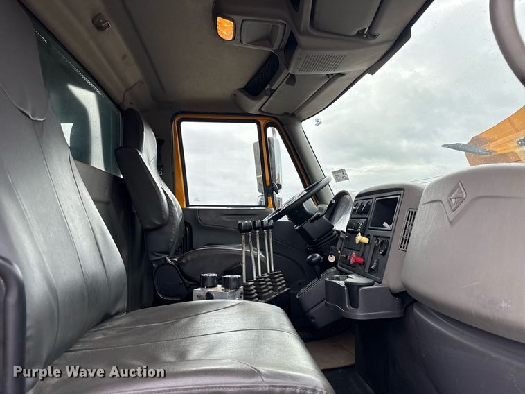 image for item DH9867 2011 International 7400 spreader truck