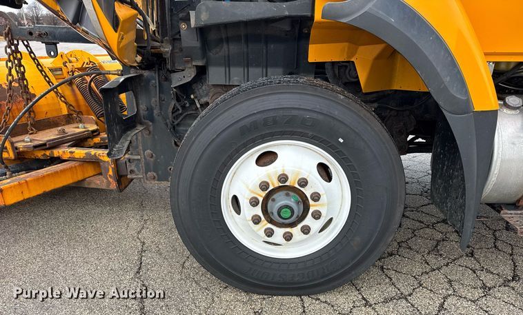 image for item DH9867 2011 International 7400 spreader truck