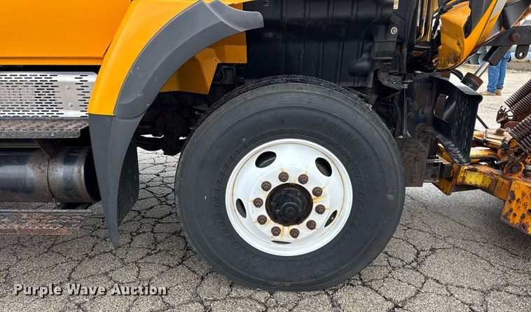 image for item DH9867 2011 International 7400 spreader truck