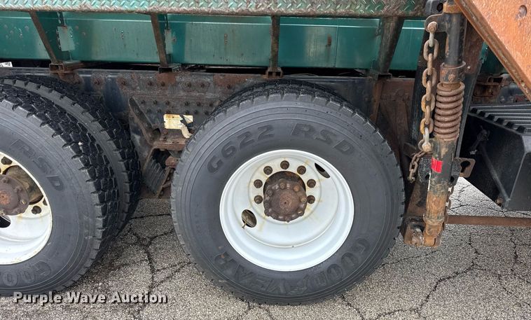 image for item DH9867 2011 International 7400 spreader truck