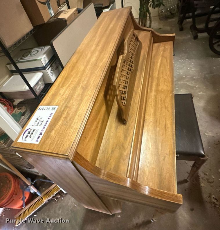 image for item DL1079 Kimball S235 piano