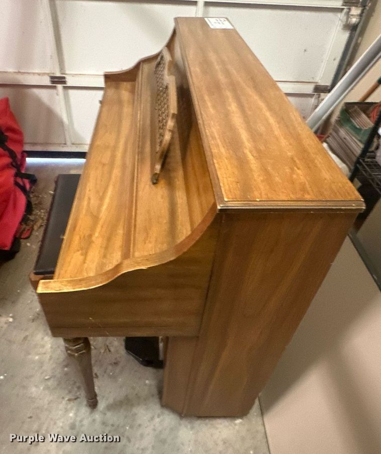 image for item DL1079 Kimball S235 piano