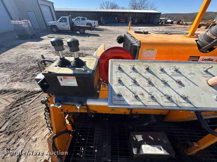image for item DO0433 2017 LeeBoy 8515D paver