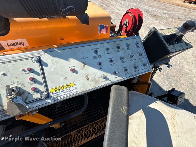 image for item DO0433 2017 LeeBoy 8515D paver