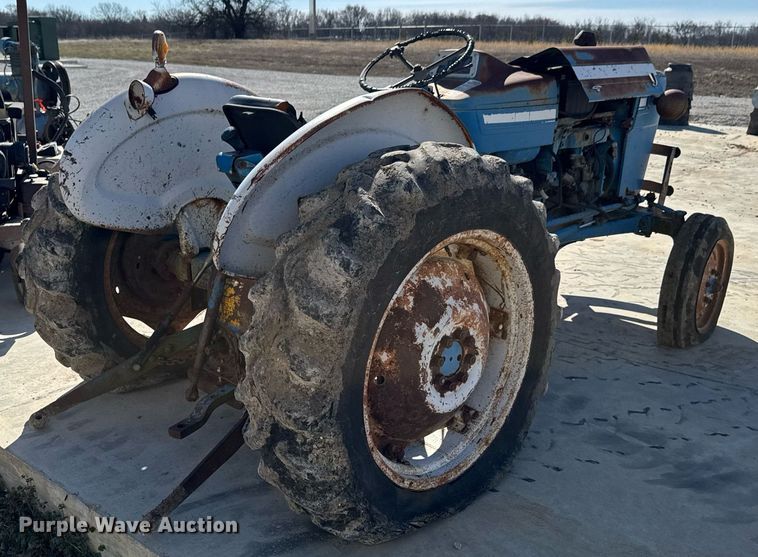 image for item DO0436 Ford B1023C tractor