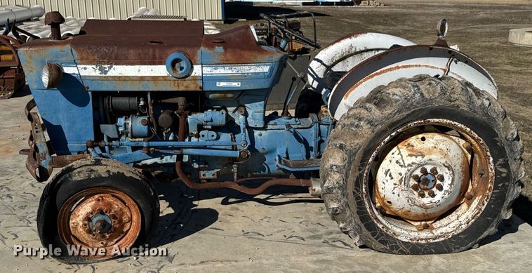 image for item DO0436 Ford B1023C tractor