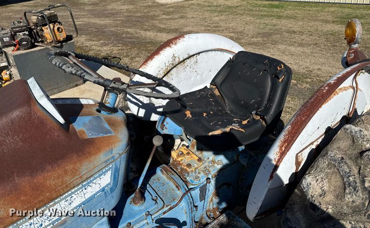 image for item DO0436 Ford B1023C tractor