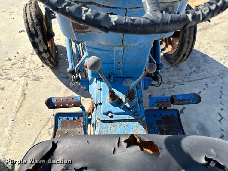 image for item DO0436 Ford B1023C tractor