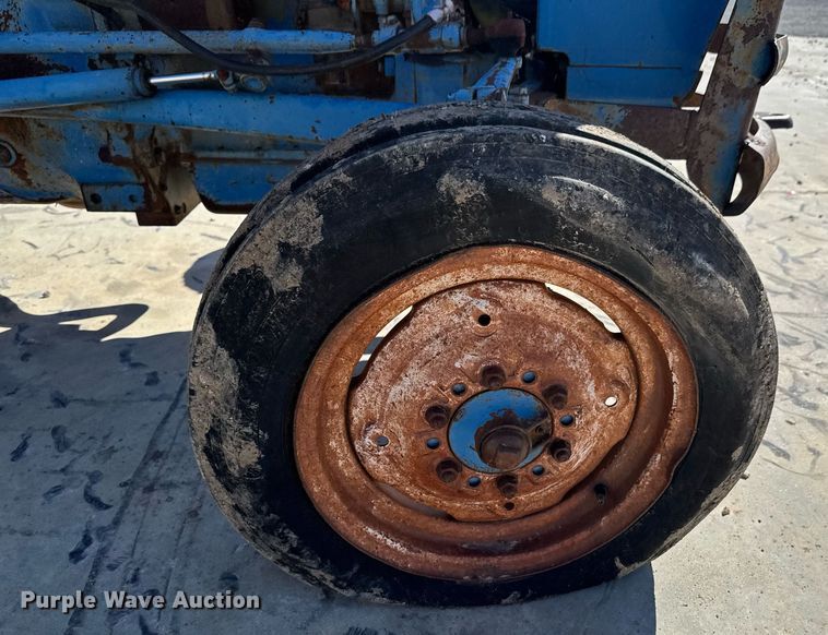 image for item DO0436 Ford B1023C tractor