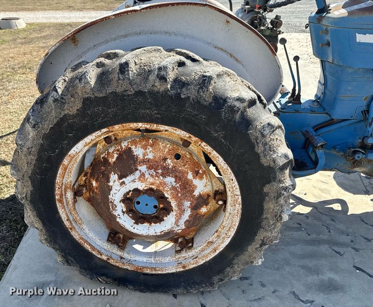 image for item DO0436 Ford B1023C tractor