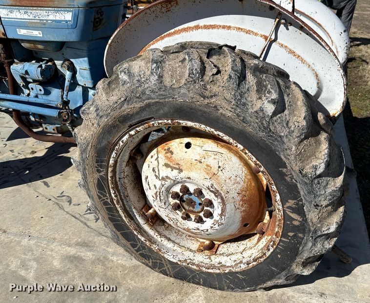 image for item DO0436 Ford B1023C tractor