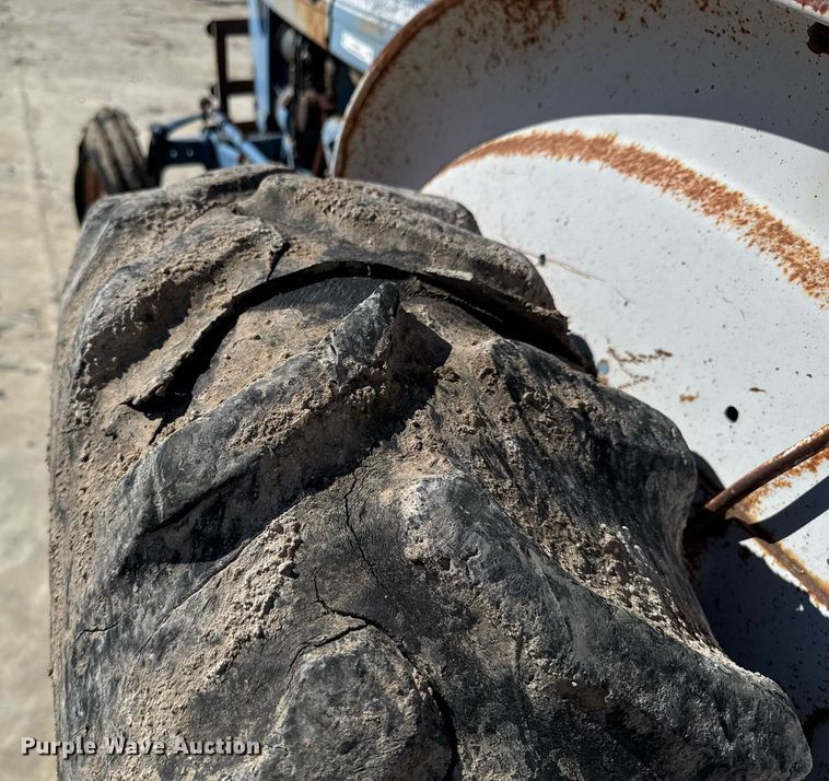 image for item DO0436 Ford B1023C tractor
