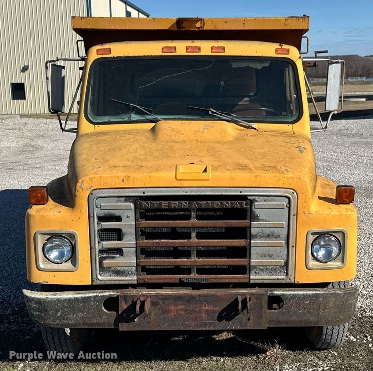 image for item DO0440 1983 International 1724 dump truck