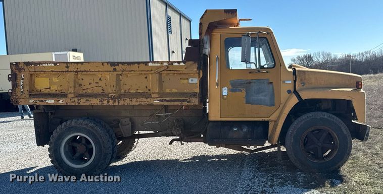 image for item DO0440 1983 International 1724 dump truck