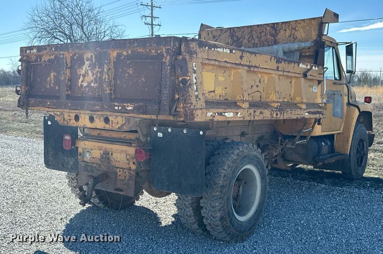 image for item DO0440 1983 International 1724 dump truck
