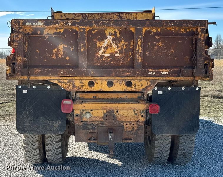 image for item DO0440 1983 International 1724 dump truck
