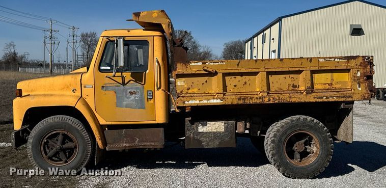 image for item DO0440 1983 International 1724 dump truck