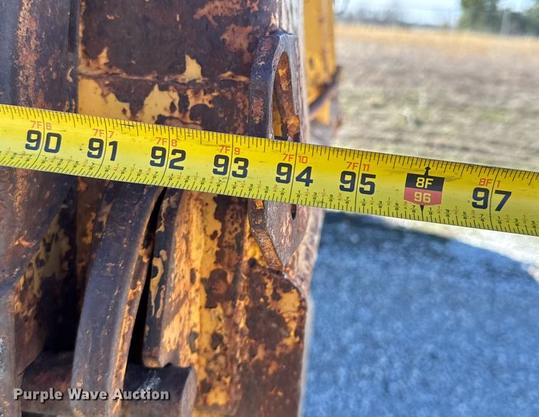 image for item DO0440 1983 International 1724 dump truck