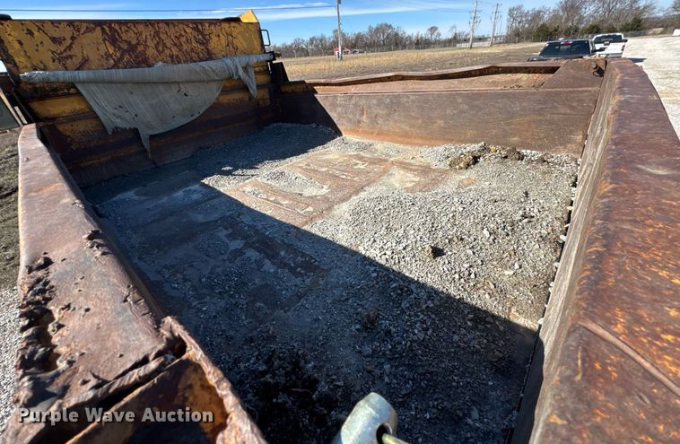 image for item DO0440 1983 International 1724 dump truck