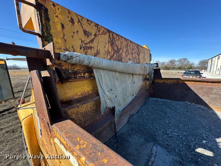 image for item DO0440 1983 International 1724 dump truck