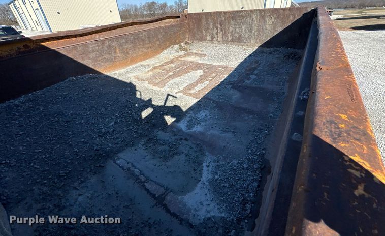 image for item DO0440 1983 International 1724 dump truck