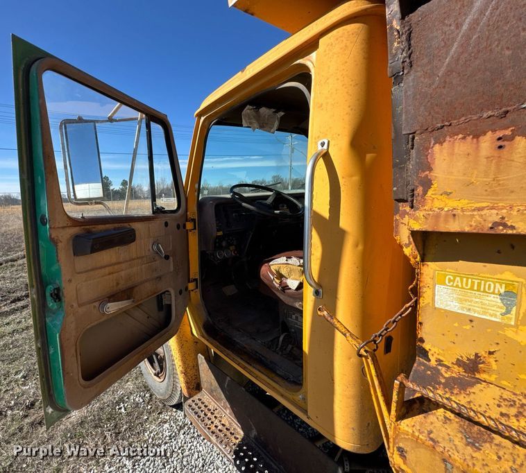 image for item DO0440 1983 International 1724 dump truck