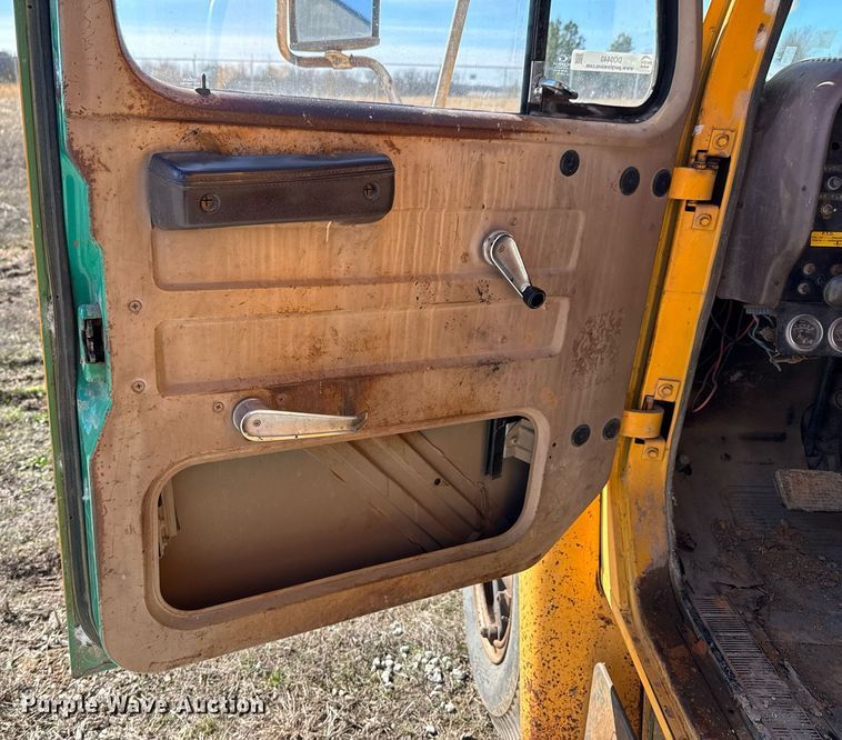 image for item DO0440 1983 International 1724 dump truck