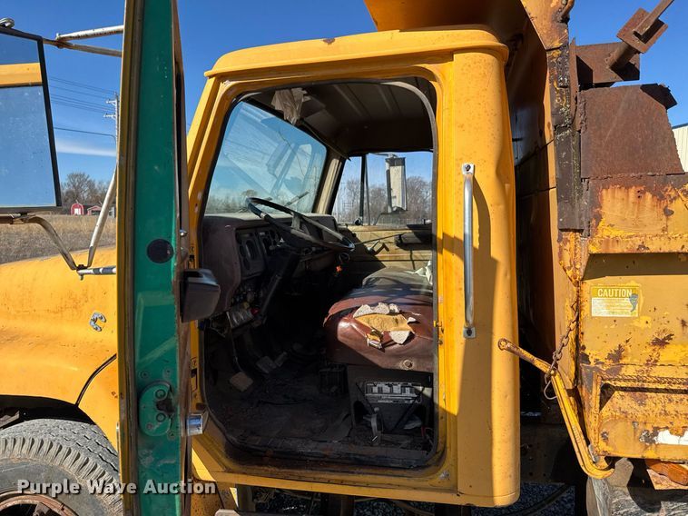 image for item DO0440 1983 International 1724 dump truck