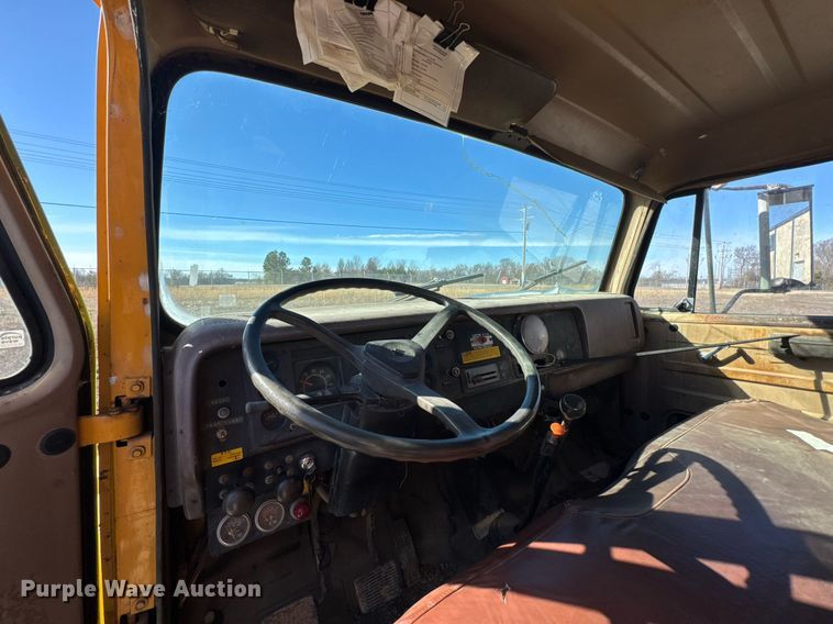 image for item DO0440 1983 International 1724 dump truck