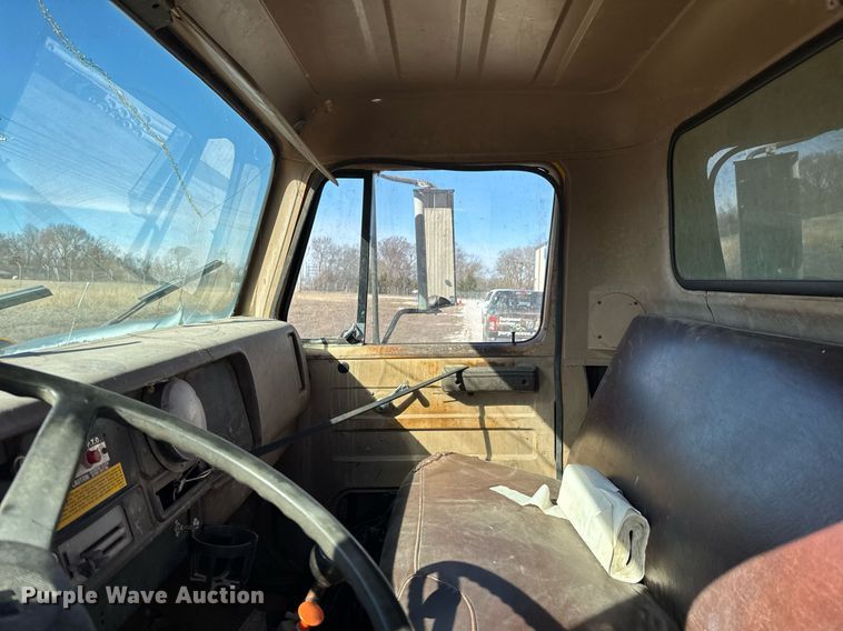 image for item DO0440 1983 International 1724 dump truck