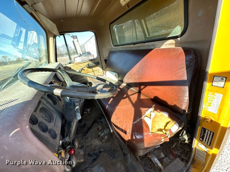 image for item DO0440 1983 International 1724 dump truck