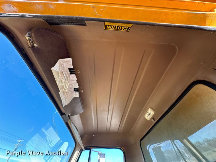 image for item DO0440 1983 International 1724 dump truck