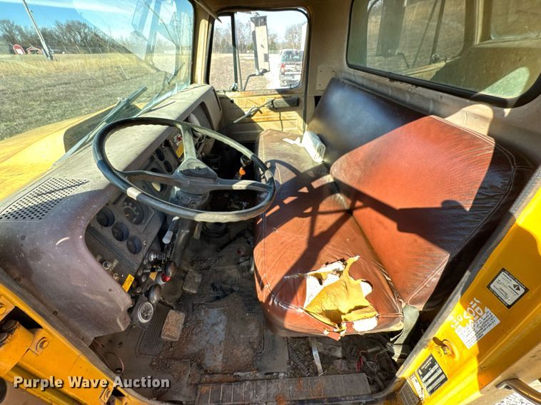 image for item DO0440 1983 International 1724 dump truck