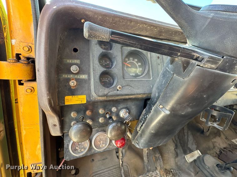 image for item DO0440 1983 International 1724 dump truck