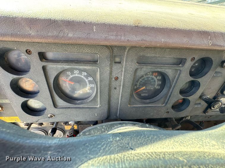 image for item DO0440 1983 International 1724 dump truck